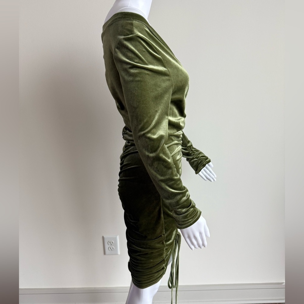 Off-the-Shoulder Green Velvet Ruched Dress - Picture 5 of 7